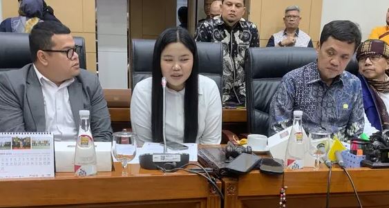 Dwi Ayu Darmawati, korban penganiayaan oleh anak bos toko roti, ditemani kuasa hukumnya, Jainudin, dalam rapat bersama Komisi III Dewan Perwakilan Rakyat (DPR) di Kompleks Parlemen Senayan, Jakarta, Selasa (17/12/2024).