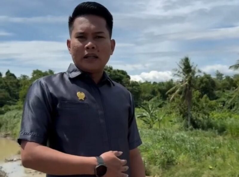 Legislator Nasdem, Abd Rahman Saat mengunjungi Jembatan Ambruk